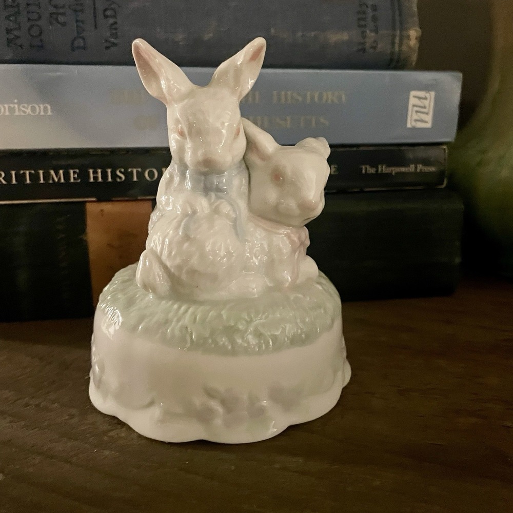 Vintage Hertitage House Musical White Rabbits And Swan Music Boxes Lot Of 2Works